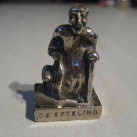 Beeldje heks met kat (klein)