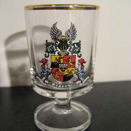 Shotglas met wapenschild