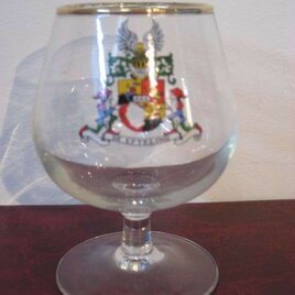 Glas met wapenschild (klein cognacglas)