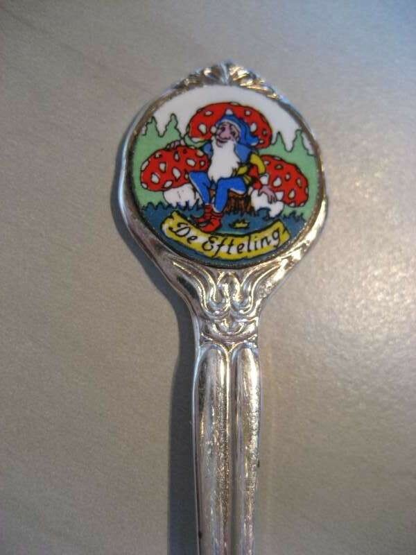 Lepel kabouter op paddenstoelen